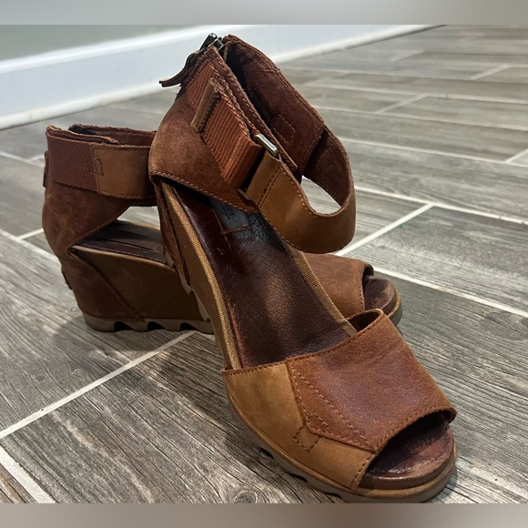 Sorel Tan and Brown WOMENS JOANIE RUSTIC BROWN WEDGE SANDALS
Size 9 - Picture 2 of 12